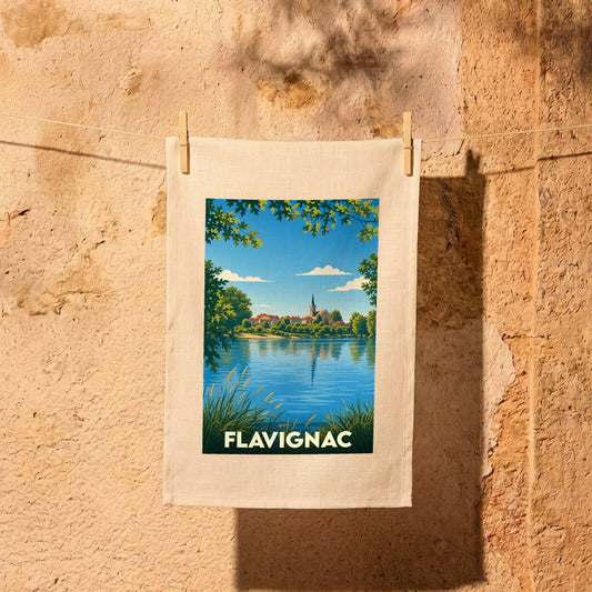 Torchon souvenir de la ville de Flavignac avec une illustration stylisée d'un paysage lacustre.