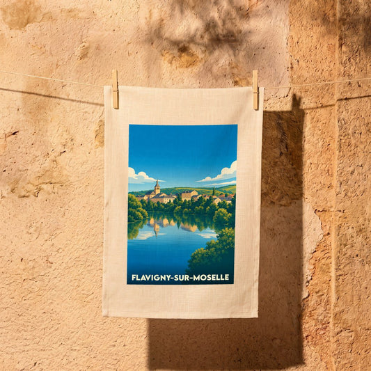 Torchon souvenir de Flavigny-sur-Moselle avec une illustration stylisée du village se reflétant dans l'eau.