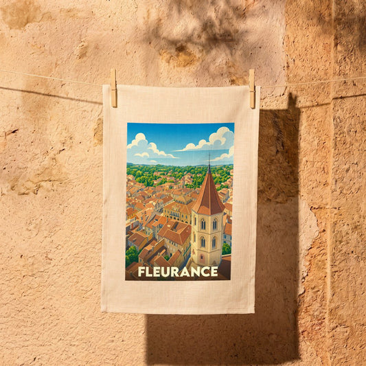 Torchon souvenir de la ville de Fleurance illustré d'une vue aérienne stylisée de son église et de ses toits.