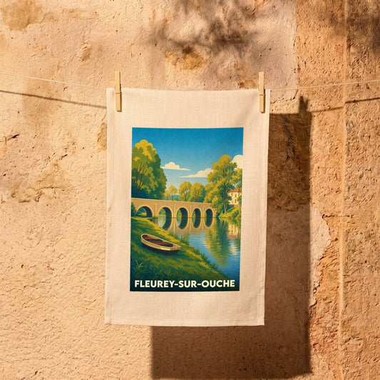 Torchon souvenir de la ville de Fleurey-sur-Ouche avec une illustration stylisée d'un pont et d'une barque.