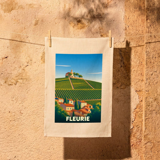 Torchon souvenir de la ville de Fleurie orné d'une illustration stylisée de son vignoble et de son église.