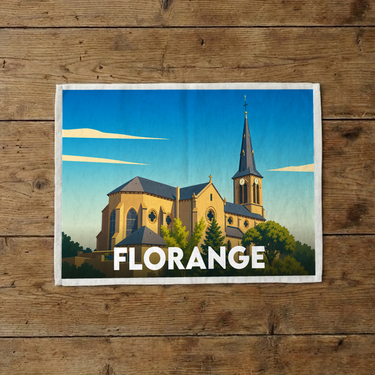Torchon souvenir de la ville de Florange avec une illustration stylisée de son église sur fond de ciel bleu.