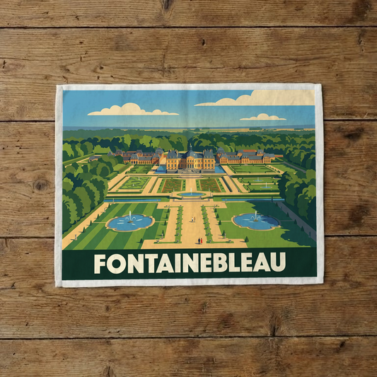 Torchon souvenir de la ville de Fontainebleau avec une illustration stylisée de son château et de ses jardins.