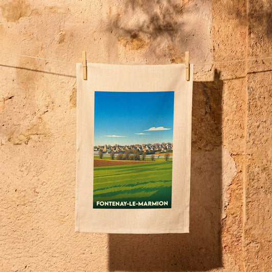 Torchon souvenir de la ville de Fontenay-le-Marmion avec une illustration stylisée d'un paysage rural.