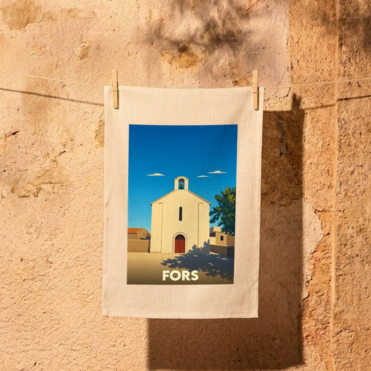 Torchon souvenir de la ville de Fors orné d'une illustration stylisée de son église sous un ciel bleu.