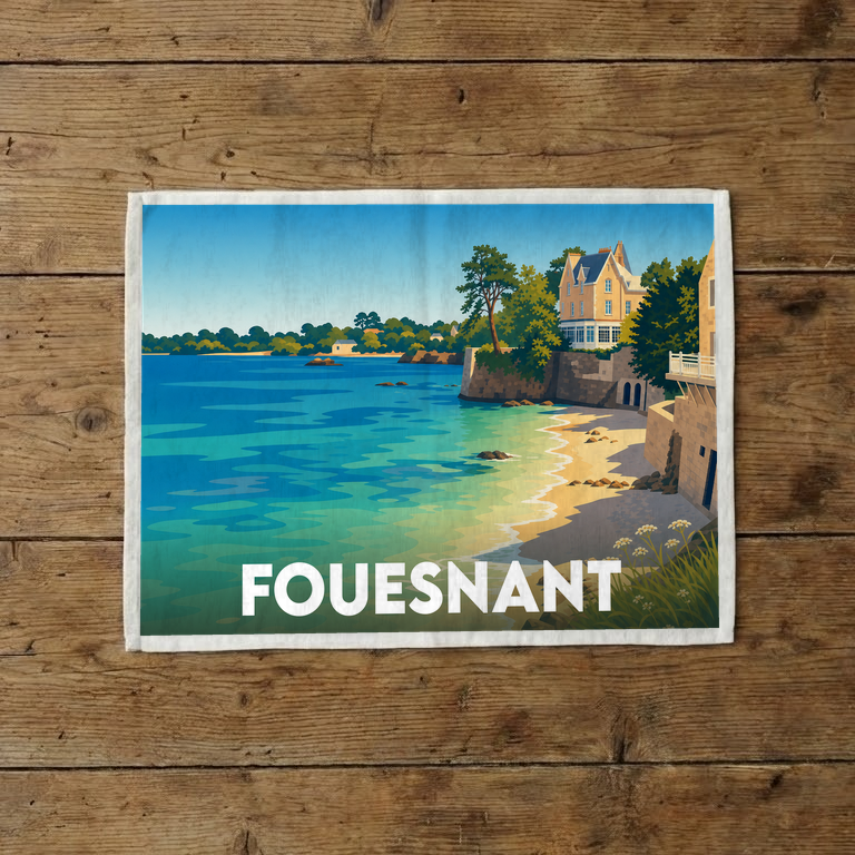 Torchon souvenir de la ville de Fouesnant avec une illustration stylisée de son bord de mer.