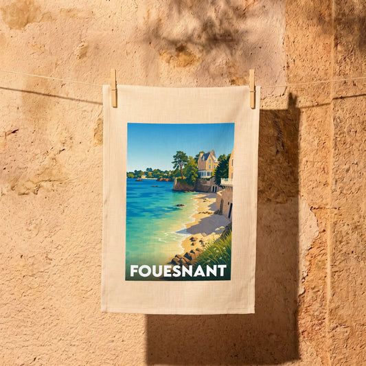 Torchon souvenir de la ville de Fouesnant avec une illustration stylisée de son bord de mer.