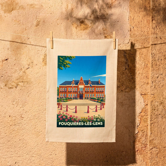 Torchon souvenir de la ville de Fouquières-lès-Lens illustré d'un bâtiment emblématique de style flamand.