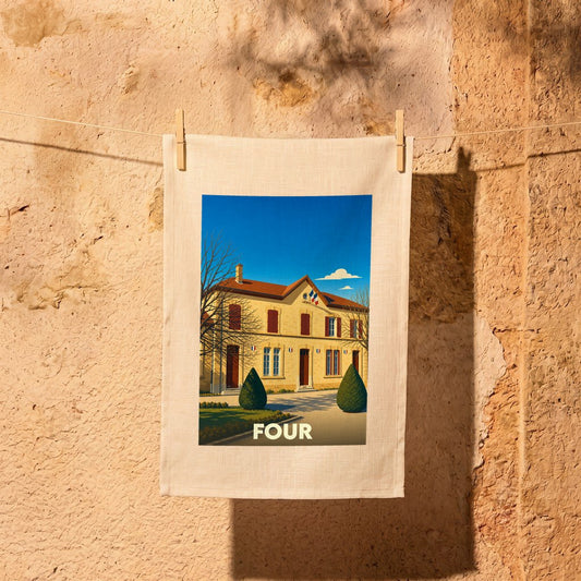 Torchon souvenir de la ville de Four avec une illustration stylisée d'un bâtiment communal.