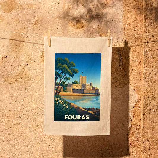 Torchon souvenir de la ville de Fouras illustré d'une vue stylisée sur son fort en bord de mer.