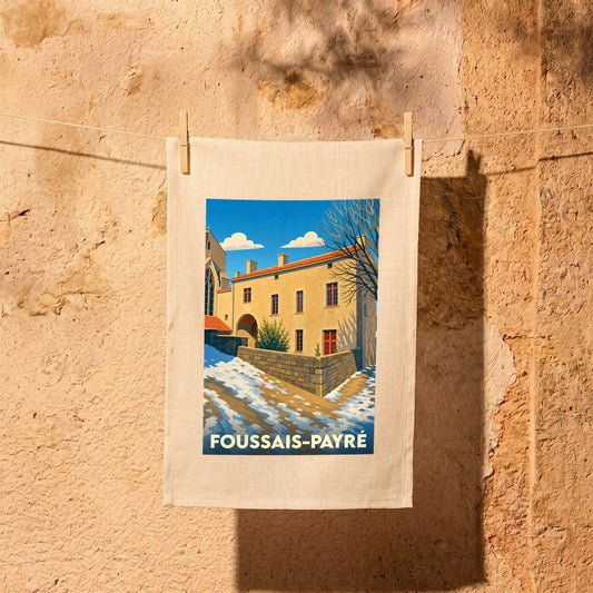 Torchon souvenir de la ville de Foussais-Payré avec une illustration stylisée d'un paysage urbain.
