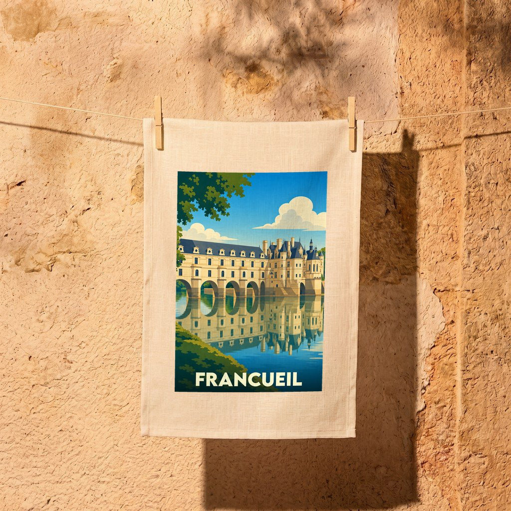 Torchon souvenir de la ville de Francueil avec une illustration stylisée du château de Chenonceau et son reflet sur l'eau.