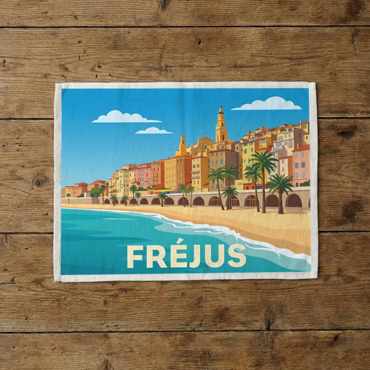 Torchon souvenir de la ville de Fréjus avec une illustration colorée et stylisée de son front de mer.