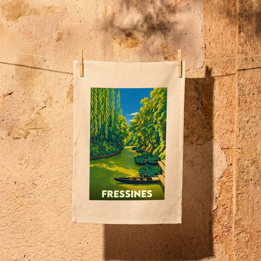 Torchon souvenir de la ville de Fressines illustré d'un paysage de rivière avec des barques.