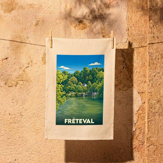 Torchon souvenir de la ville de Fréteval orné d'une illustration stylisée représentant un paysage de rivière et de forêt.