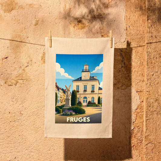 Torchon souvenir de la ville de Fruges avec une illustration stylisée de son hôtel de ville.