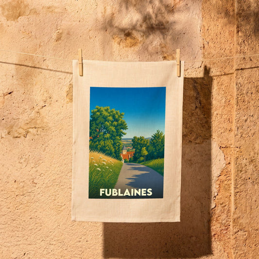 Torchon souvenir de la ville de Fublaines avec une illustration stylisée de paysage champêtre.