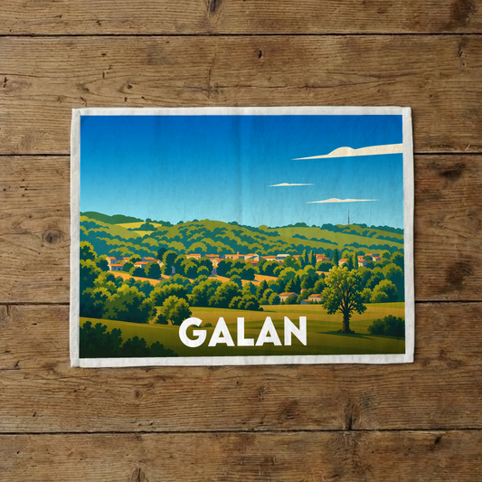 Torchon souvenir de la ville de Galan avec une illustration stylisée d'un paysage de collines.