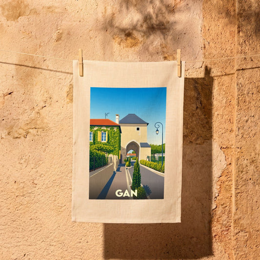 Torchon souvenir de la ville de Gan avec une illustration stylisée de son architecture locale.