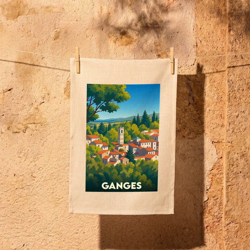 Torchon souvenir de la ville de Ganges avec une illustration stylisée de ses toits et de son clocher.