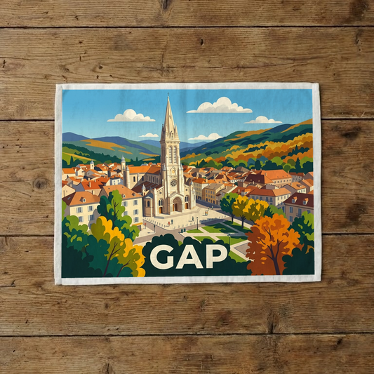 Torchon souvenir de la ville de Gap avec une illustration stylisée de sa cathédrale et des montagnes environnantes.