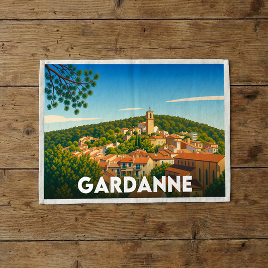 Torchon souvenir de la ville de Gardanne avec une illustration stylisée du village provençal.