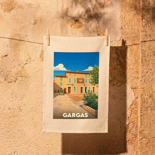 Torchon souvenir de la ville de Gargas avec une illustration stylisée de sa place ensoleillée.