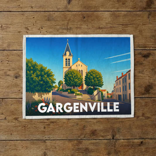 Torchon souvenir de la ville de Gargenville avec une illustration stylisée de son église sous un ciel bleu.