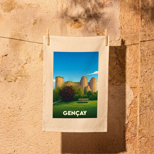 Torchon souvenir de la ville de Gençay avec une illustration stylisée de son château médiéval.