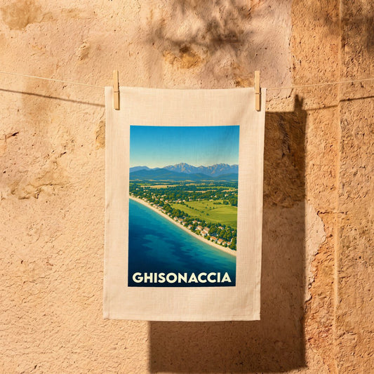 Torchon souvenir de la ville de Ghisonaccia avec une illustration stylisée de son littoral.