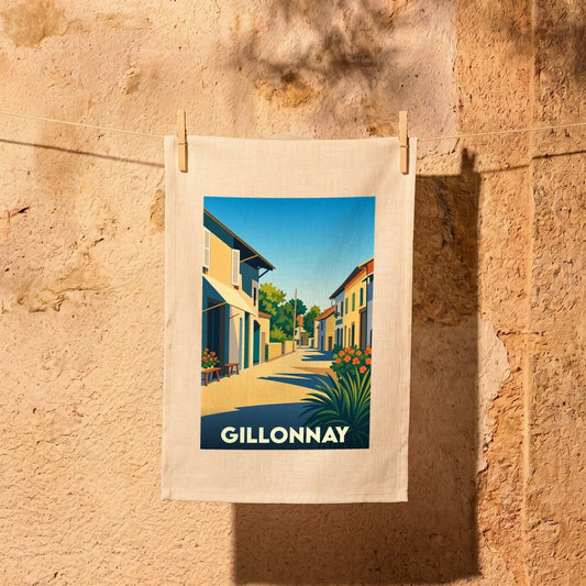Torchon souvenir de la ville de Gillonnay illustré d'une scène de rue pittoresque et colorée.