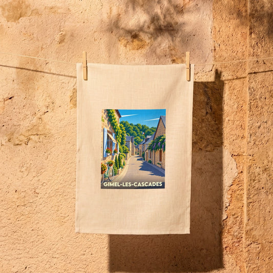 Torchon souvenir de la ville de Gimel-les-Cascades avec une illustration stylisée d'une ruelle fleurie.