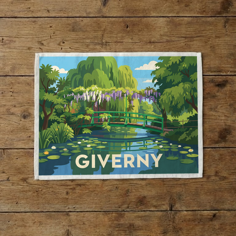 Torchon souvenir de la ville de Giverny avec une illustration stylisée du célèbre pont japonais et des nymphéas.