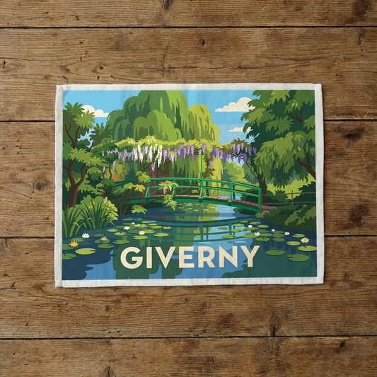 Torchon souvenir de la ville de Giverny avec une illustration stylisée du célèbre pont japonais et des nymphéas.