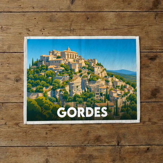 Torchon souvenir de la ville de Gordes avec une illustration stylisée du village perché.
