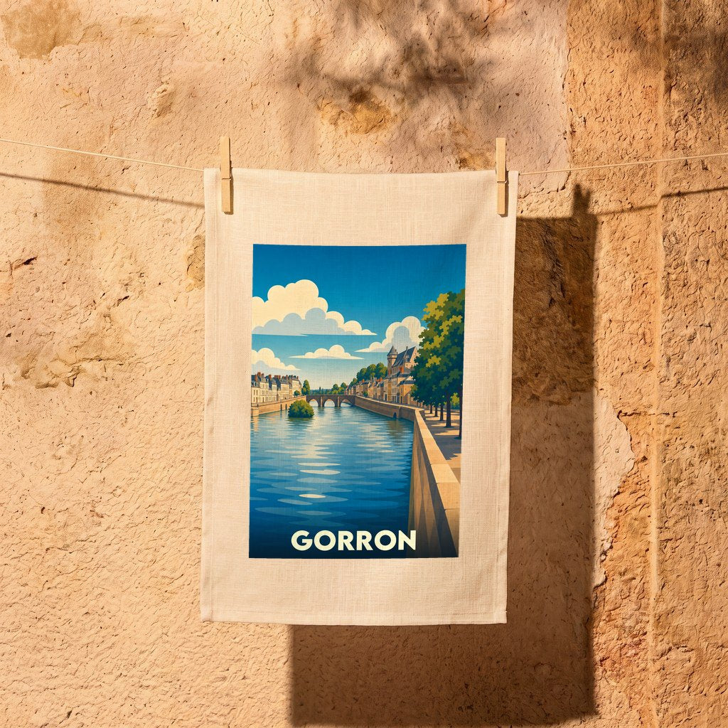 Torchon souvenir de la ville de Gorron avec une illustration stylisée d'un cours d'eau bordé de bâtiments.