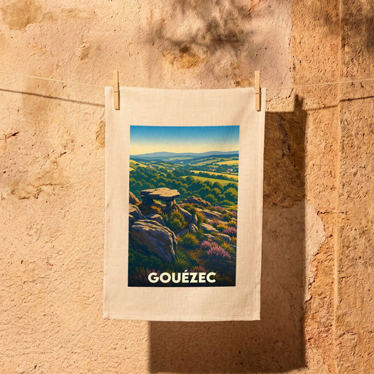 Torchon souvenir de la ville de Gouézec illustré d'un paysage naturel de landes et de collines.