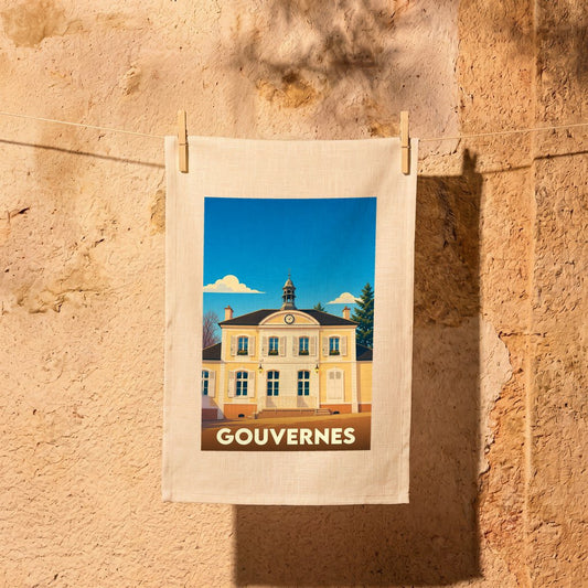 Torchon souvenir de la ville de Gouvernes avec une illustration stylisée de son hôtel de ville.
