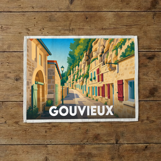 Torchon souvenir de la ville de Gouvieux orné d'une illustration stylisée de ses habitations troglodytiques.