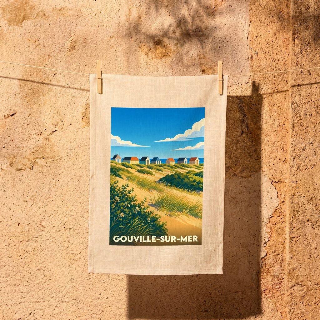 Torchon souvenir de la ville de Gouville-sur-Mer illustré par un paysage de dunes et de cabines de plage colorées.