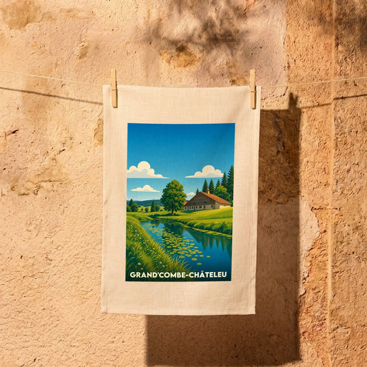 Torchon souvenir de Grand'Combe-Châteleu illustré d'un paysage bucolique avec une ferme comtoise au bord de l'eau.