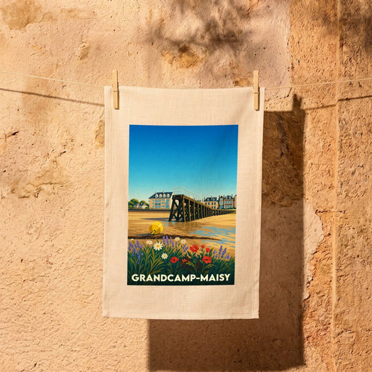 Torchon souvenir de la ville de Grandcamp-Maisy avec une illustration de bord de mer colorée et stylisée.