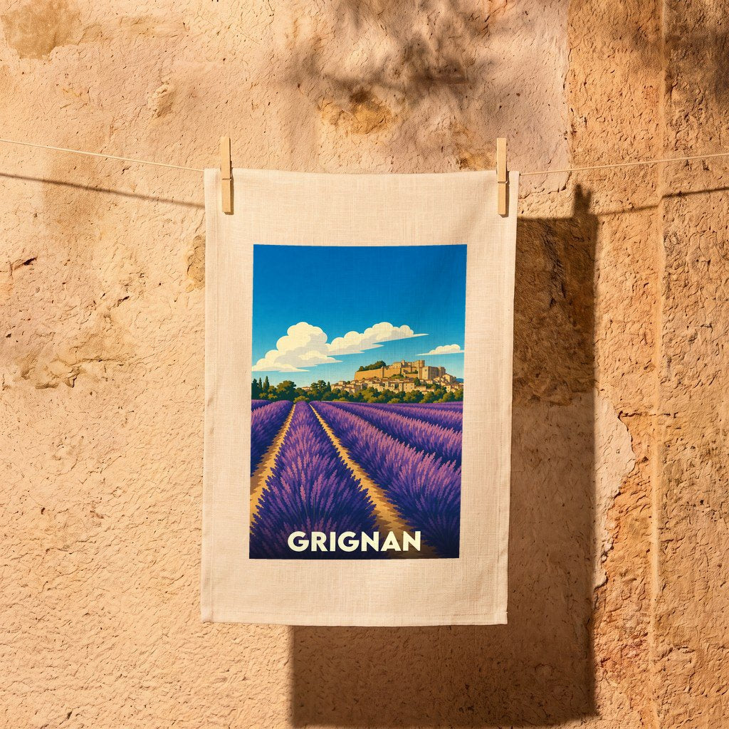 Torchon souvenir de la ville de Grignan avec une illustration stylisée de champs de lavande et du château.