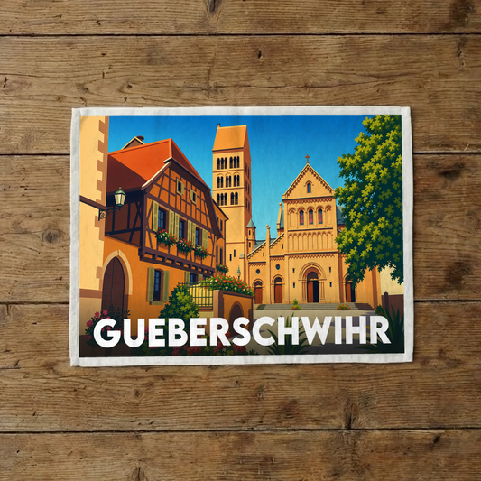 Torchon souvenir de la ville de Gueberschwihr avec une illustration stylisée de son architecture typique.