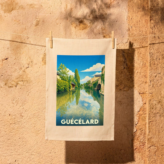 Torchon souvenir de la ville de Guécélard avec une illustration stylisée d'un canal et d'un pont de pierre.