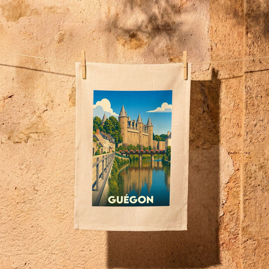 Torchon souvenir de la ville de Guégon avec une illustration stylisée d'un château au bord de l'eau.