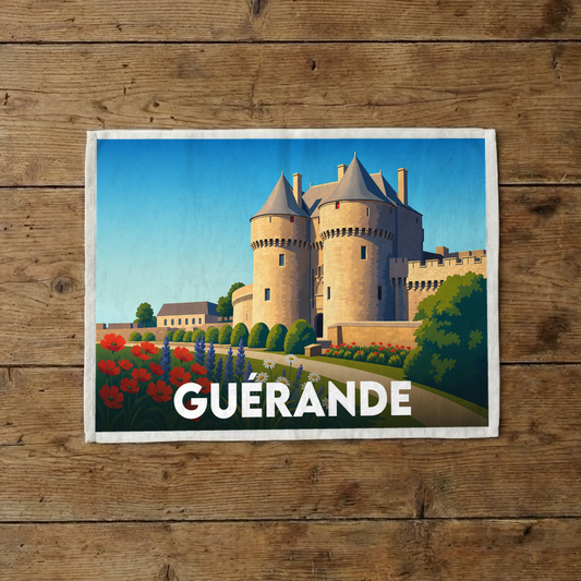 Torchon souvenir de la ville de Guérande avec une illustration stylisée de ses remparts.