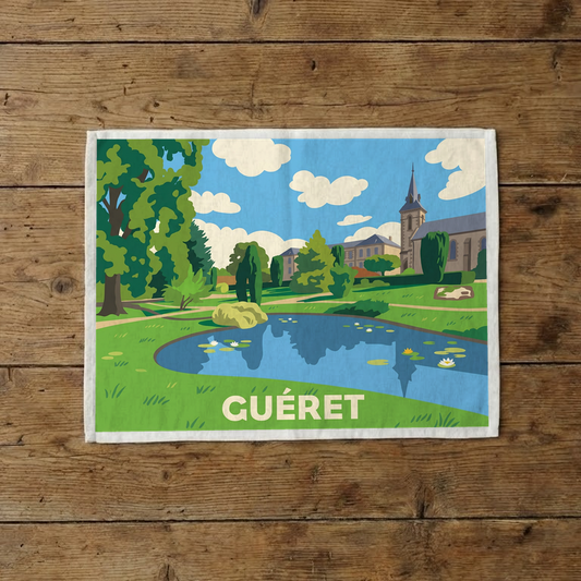 Torchon souvenir de la ville de Guéret avec une illustration stylisée d'un parc et de son étang.
