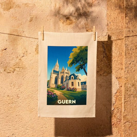 Torchon souvenir de la ville de Guern avec une illustration stylisée d'une église et de maisons.