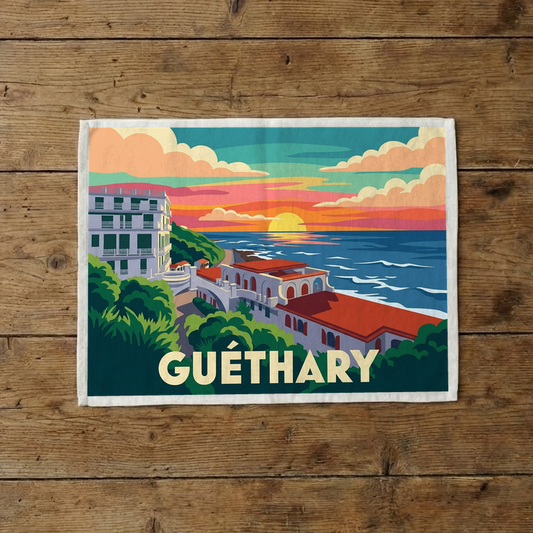 Torchon souvenir de la ville de Guéthary avec une illustration stylisée de son front de mer.